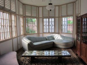 Sitting area, opposite the dining area